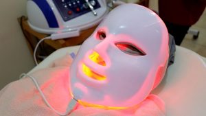 Máscara de material plástico com luzes LED no interior. Destinada para tratamentos estéticos faciais.